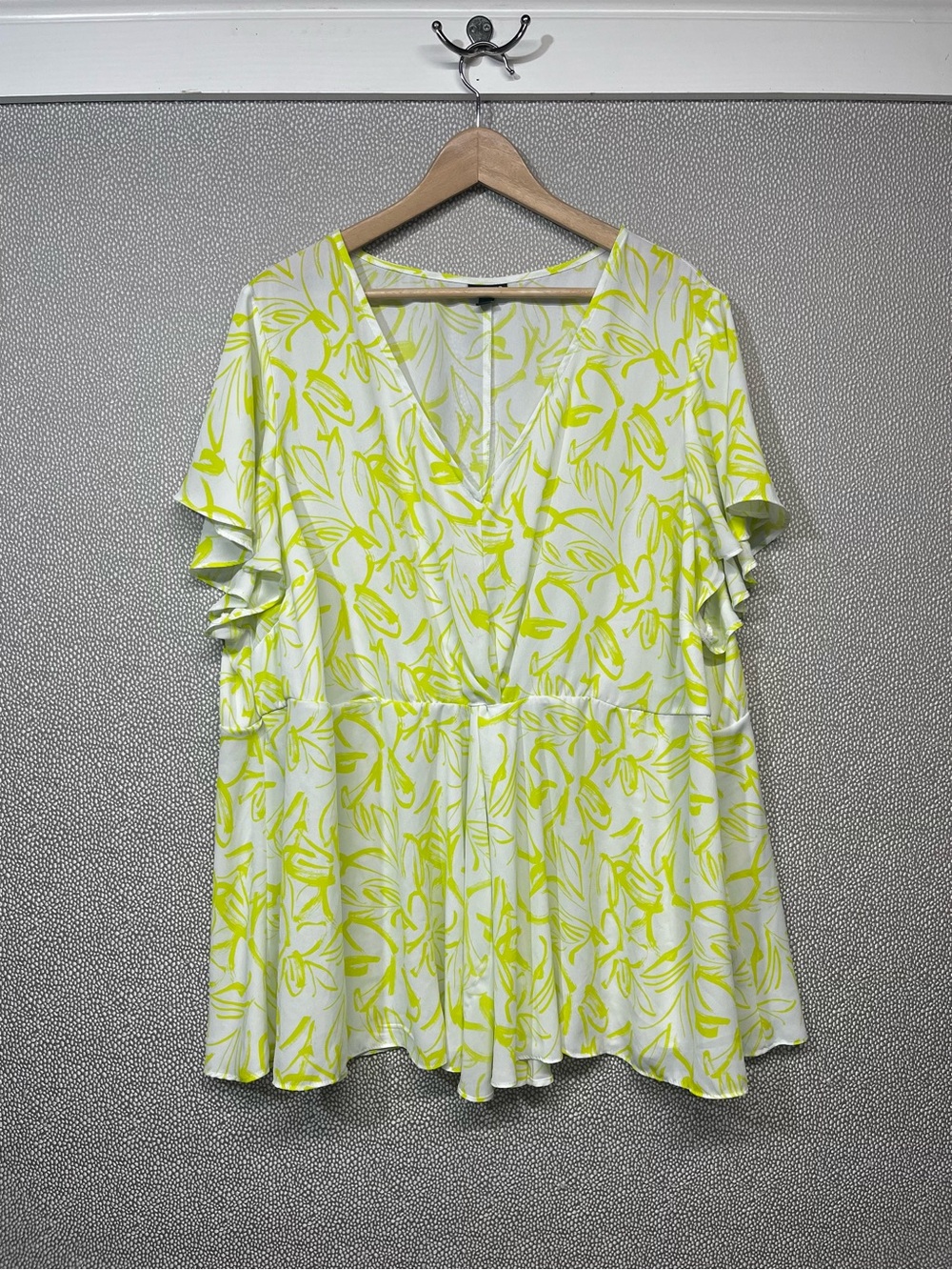 4 4X (26) Torrid V-Neck Flutter Sleeve Top in White with Neon Yellow Floral